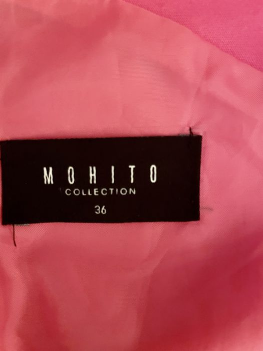 Платье - карандаш, ниже колен, ярко малинового цвета,.