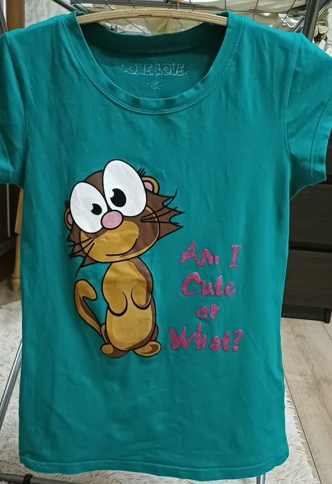 Футболка бирюзового цвета с рисунком котенка и надписью