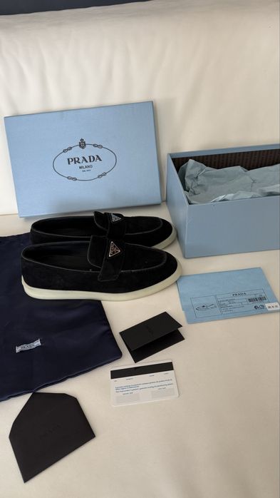 Чорні замшеві лофери Prada.