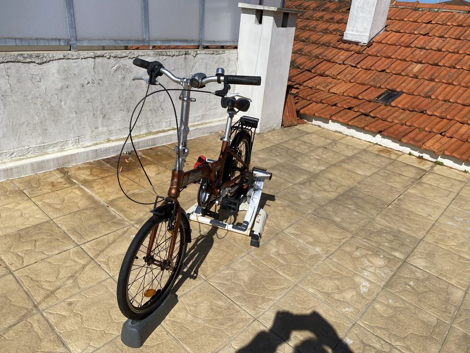 Bicicleta para estrada e apartamento com a respetiva base