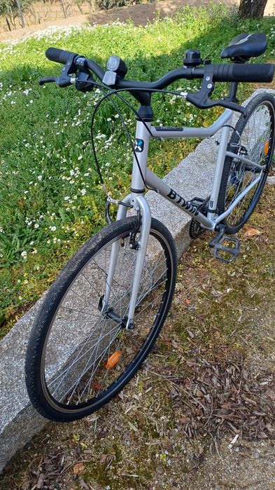 Bicicleta de cor cinza