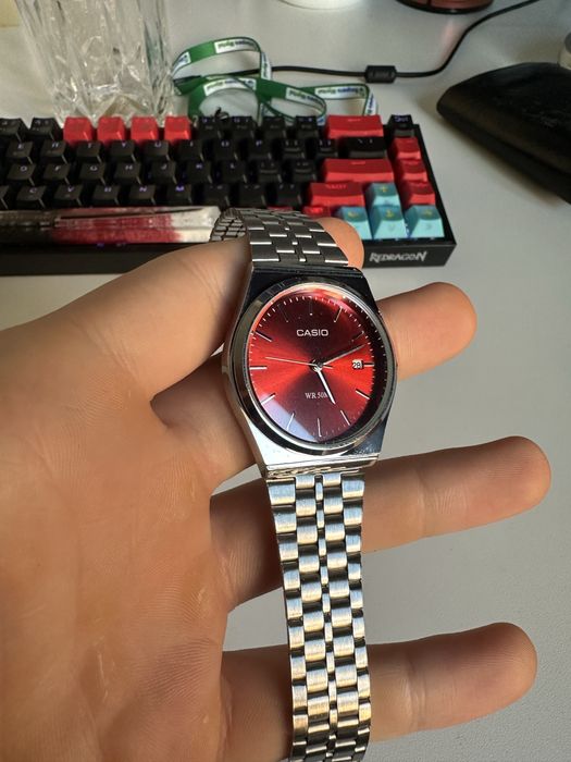 Zegarek casio z czerwoną tarczą w stanie idealnym
