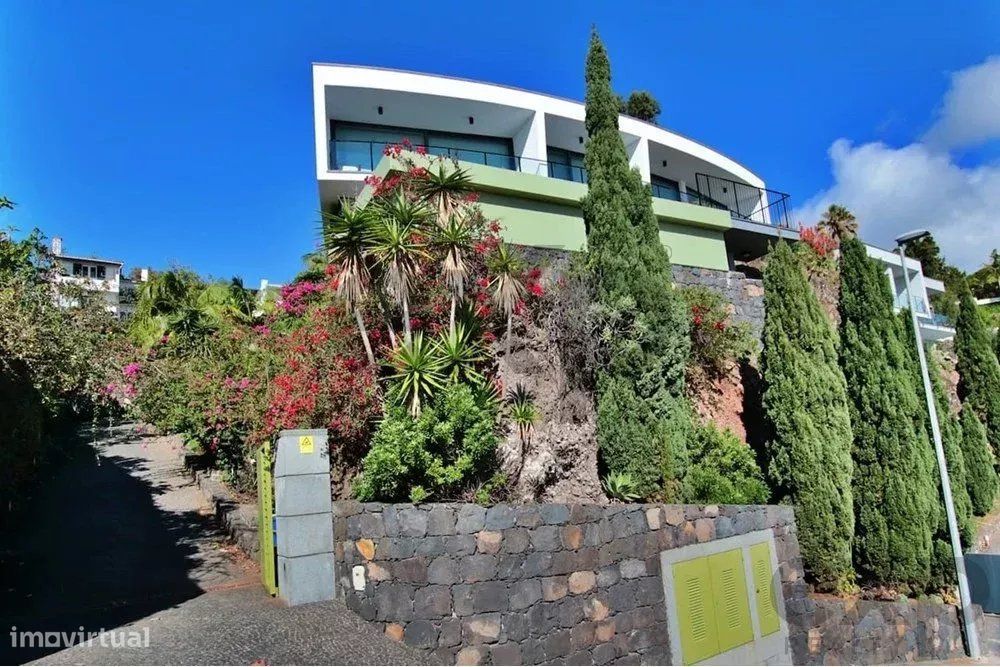 Moradia com arquitectura única no GARAJAU, na Ilha da Madeira