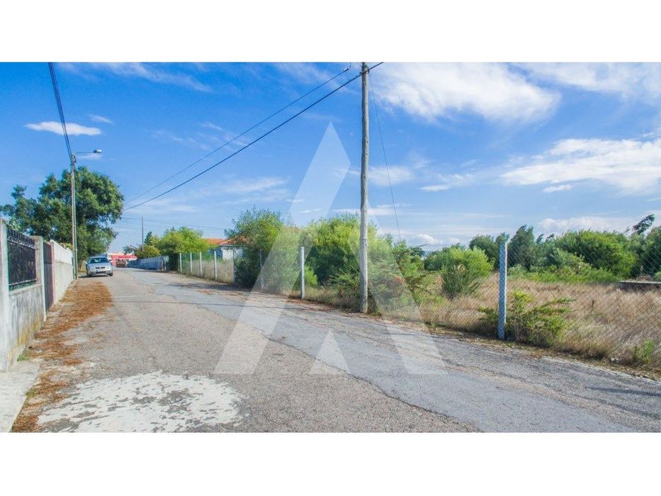 Plot of land with a 52-meter frontage for construction or subdivision. OPOR...
