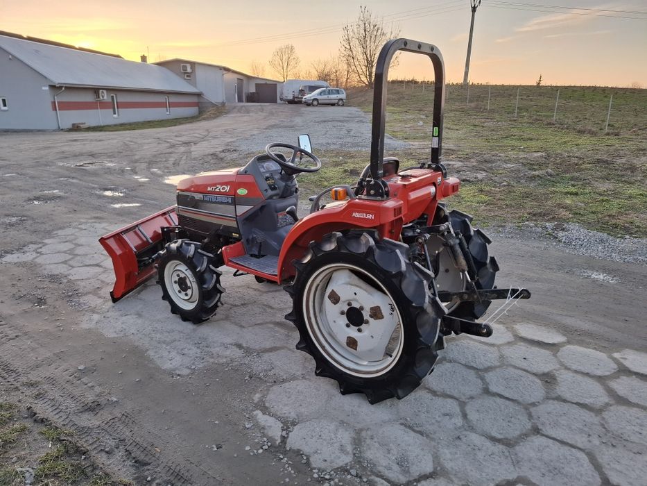 Traktorek japoński 4x4 Mitsubishi MT 201 z pługiem do śniegu  rewers