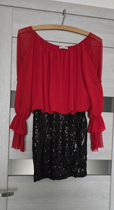 Czerwona sukienka hiszpanka z falbanami i czarnymi cekinami błyszcząca