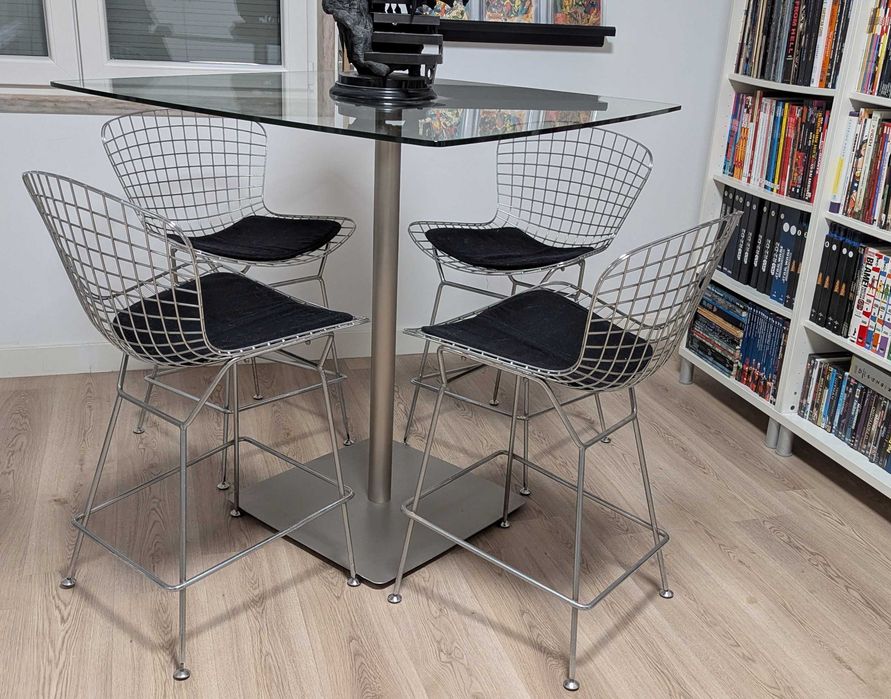 Mesa alta de vidro BO Concept e 4 bancos Bertoia