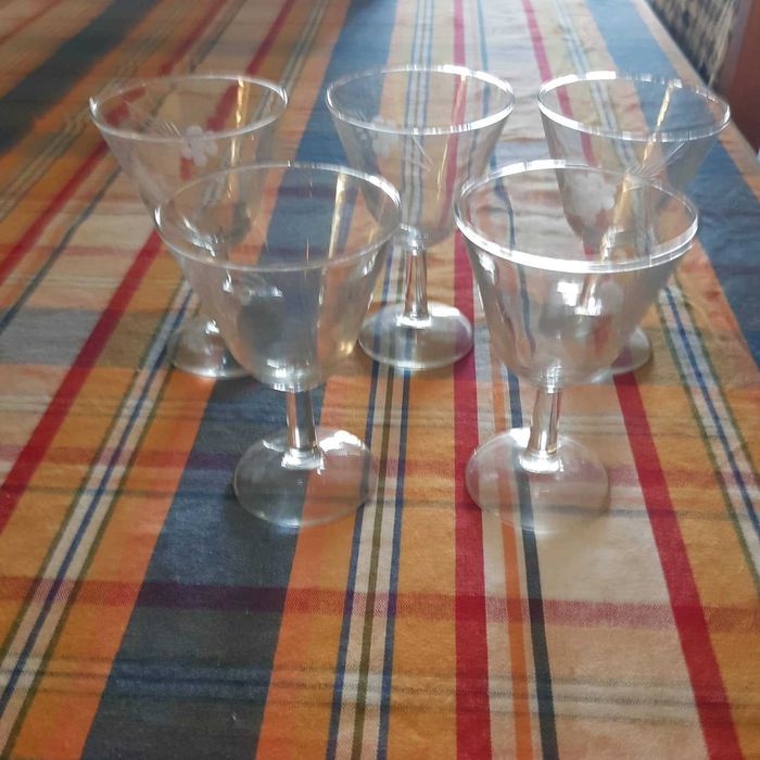 Conjunto 5 copos de cristal com flor em relevo