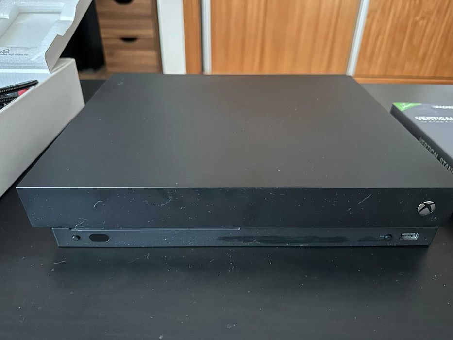 Xbox One X/1TB (Muito bom estado, c/ Comando Elite, c/acessórios)