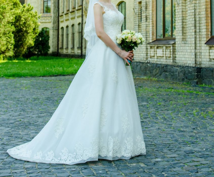 Весільна сукня..