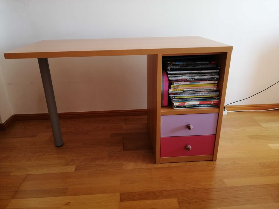 Secretária Lourini para menina