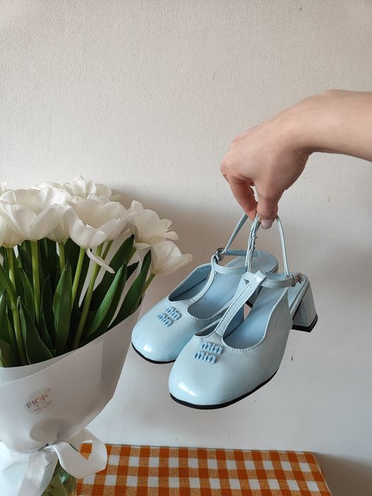 Блакитні туфлі, каблук