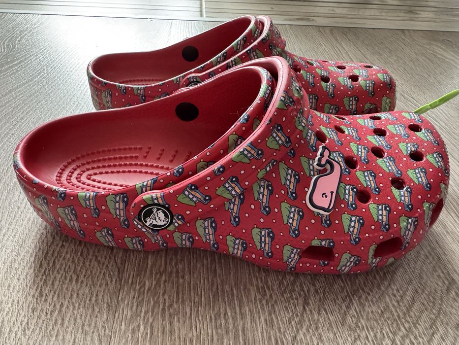 Продаю женские кроксы (W8)