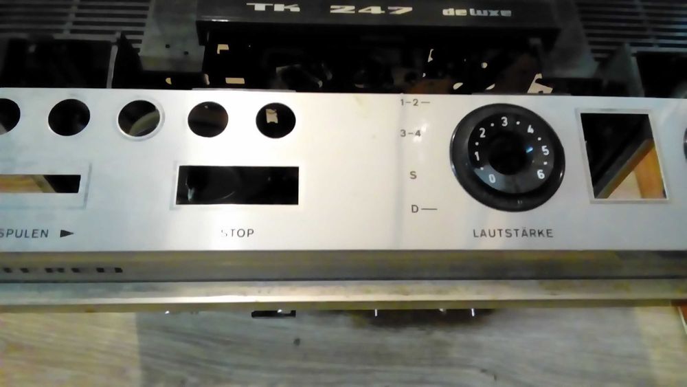 Продам магнитофон Грюндик TK 247 ДЕ ЛЮКС  восстановление или запчасти.