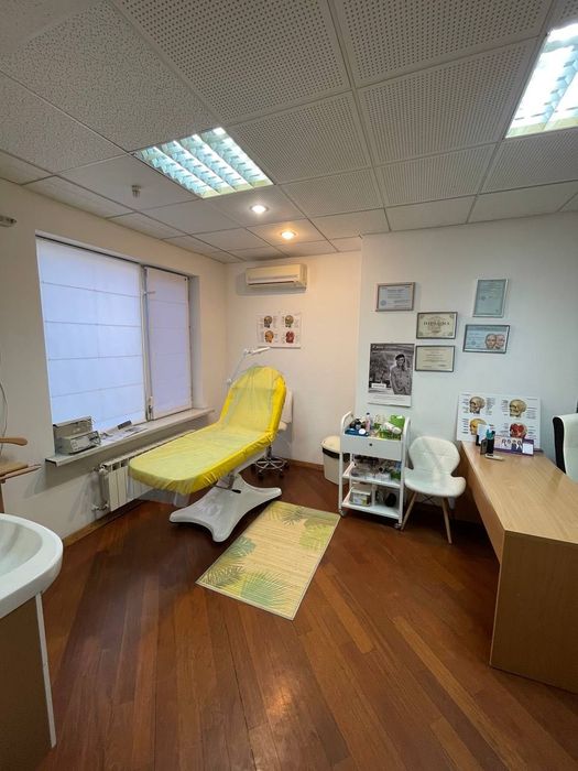 Продам Коммерческое здание в центре 1280м , с землей