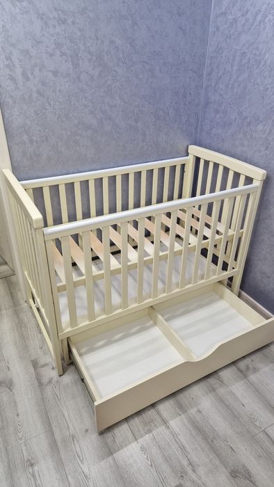 Дитяче ліжечко та матрас