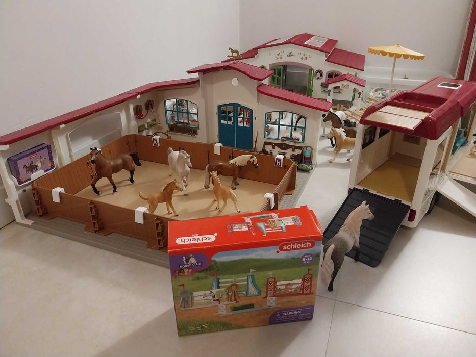 Schleich: kamper, stajnia, ujeżdżalnia, myjka, boks i przeszkody