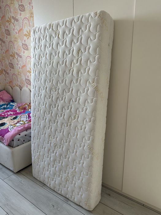 Дитяче, деревяне ліжко  з матрацом 160/80