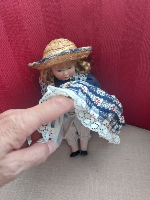 Boneca antiga de porcelana