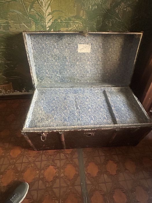 Baú em folha muito antigo
