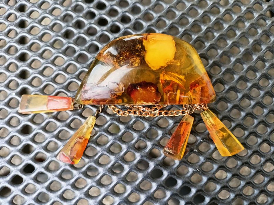 broszka z zatapianymi bursztynami szlifowana vintage