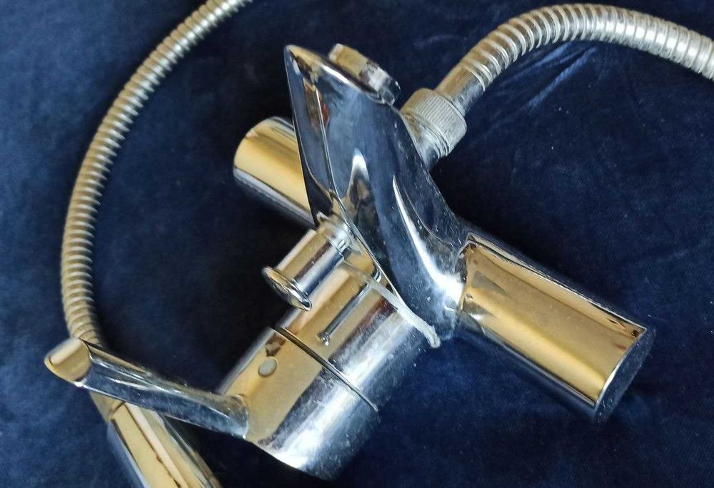 Смеситель воды фирмы GROHE в рабочем состоянии