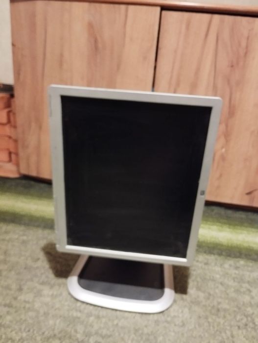 Монітор hp з поворотною підставкою