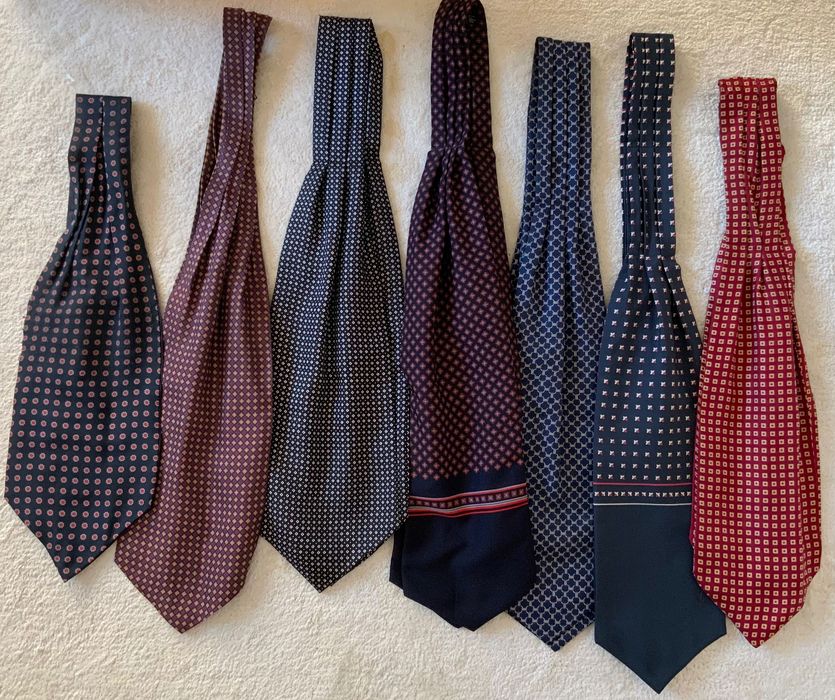 Gravatas diversas em seda e lenços de pescoço