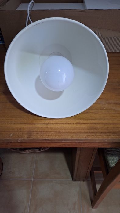 Vende-se 2 candeeiros de teto com lâmpada.