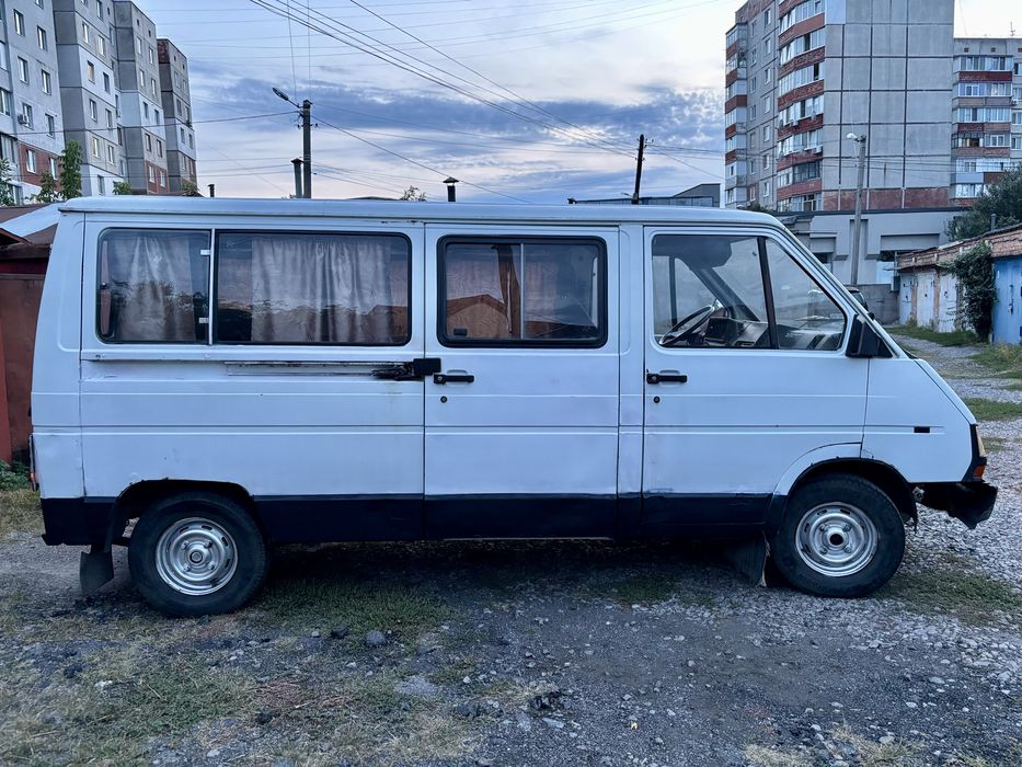 Renault Trafic 2.5 дизель 7л по місту
