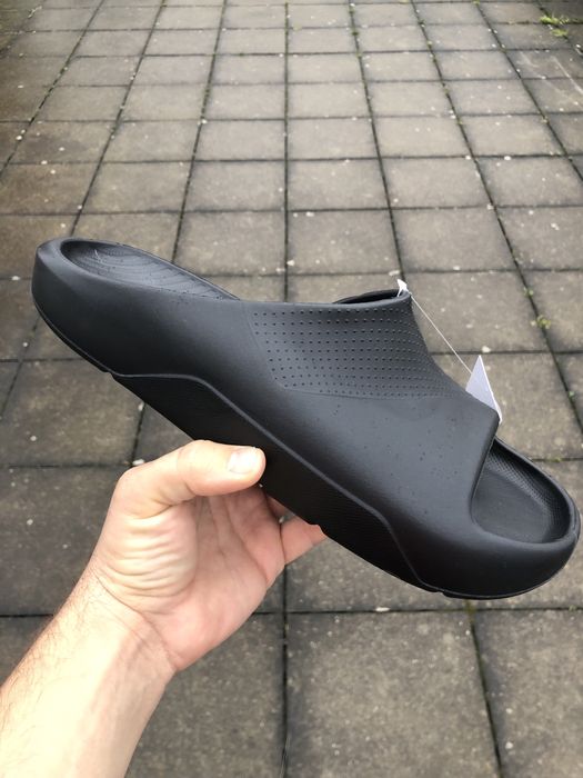 Тапочки Jordan Post (DX5575-001) черные /красные