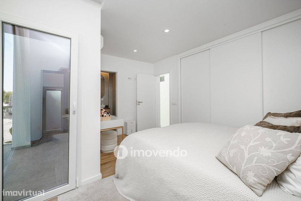Moradia T3+1 moderna, com piscina e garagem, na Caparica