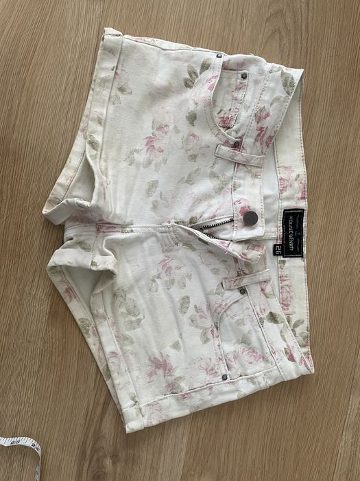 Białe szorty w kwiatki