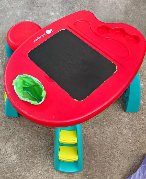 Mesa de criança vermelha e azul