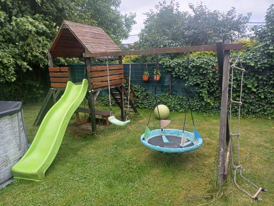 Domek drewniany ze zjeżdzalnią