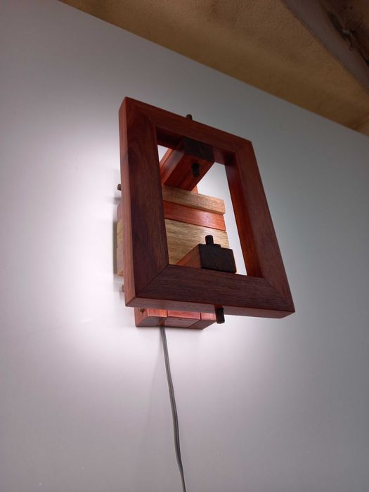 Candeeiro de parede a leds de madeira maciça