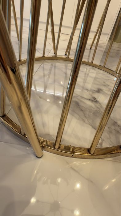 Mesa de jantar redonda em vidro e dourado – 120 cm