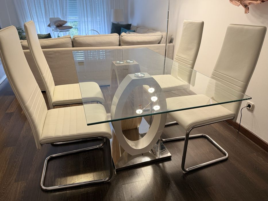 Vendo mesa com cadeiras