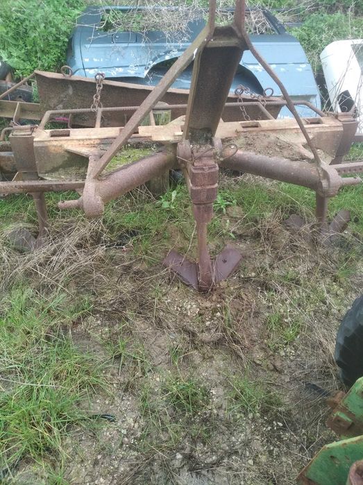 Várias alfaias agrícolas