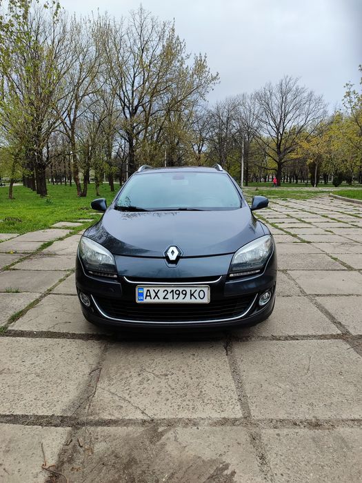 Продам семейный автомобиль меган3