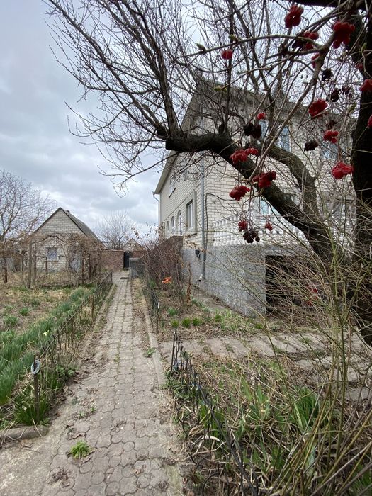 Два повноцінних житла під одним дахом.
