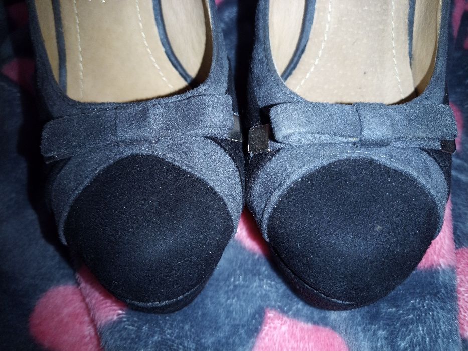 Eleganckie zamszowe buty na obcasie
