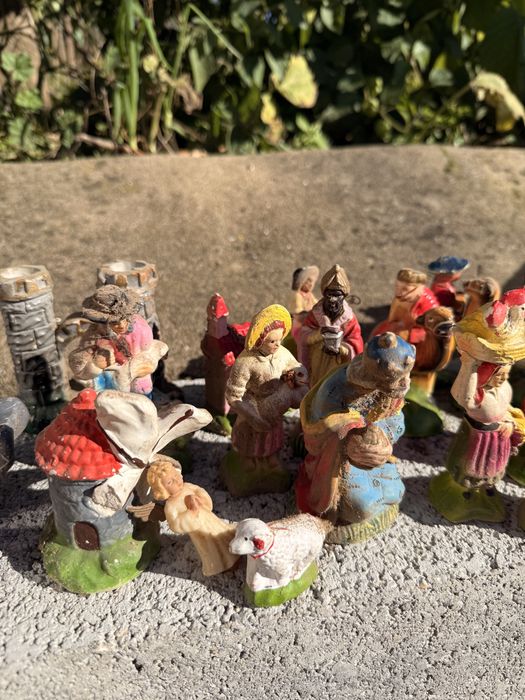 Conjunto de 25 figuras de presépio em barro