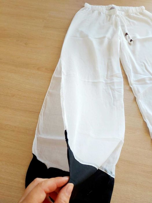 Calça leve branca e preta