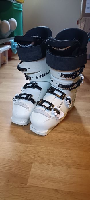 Buty narciarskie, kaski