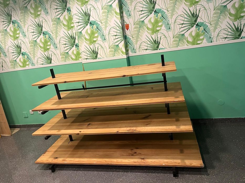 Estante em pirâmide com 4 prateleiras