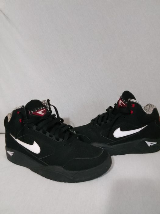 Czarne Nike z czerwonymi dodatkami