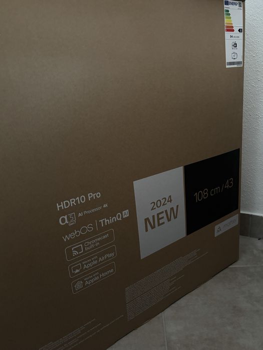 TV LG UHD AI thinq 108cm c/ ecrã partido
