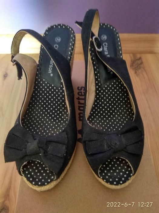 Czarne sandały na koturnie