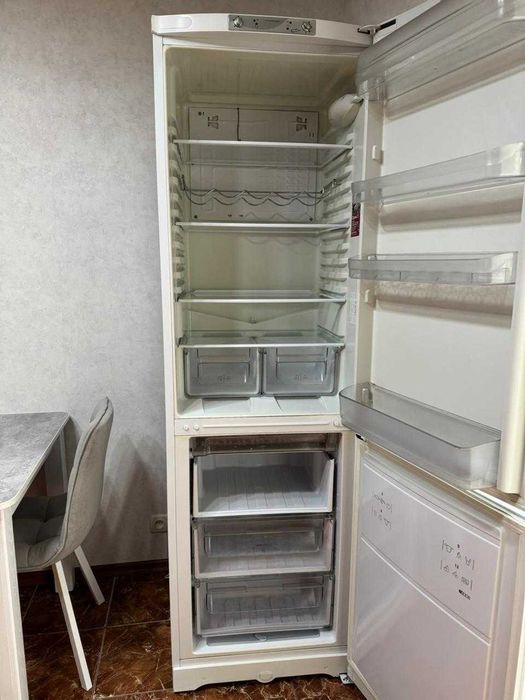 Холодильник Hotpoint Ariston